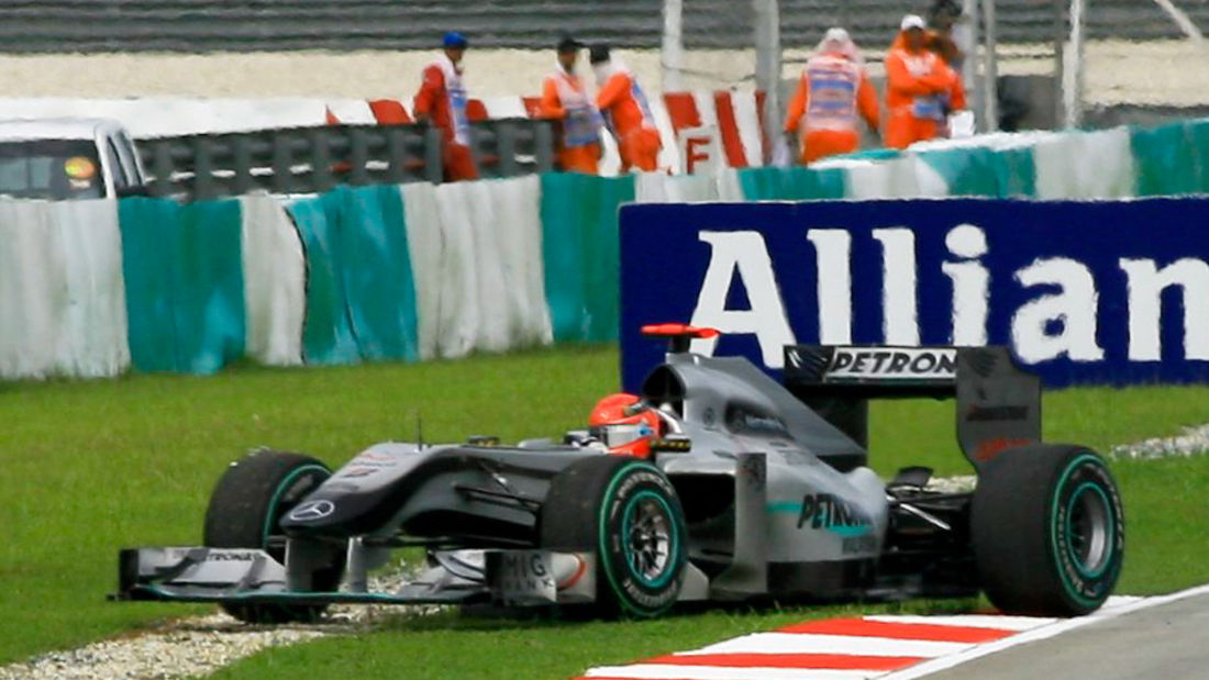 Formula 1: Schumacher loses wheel nut